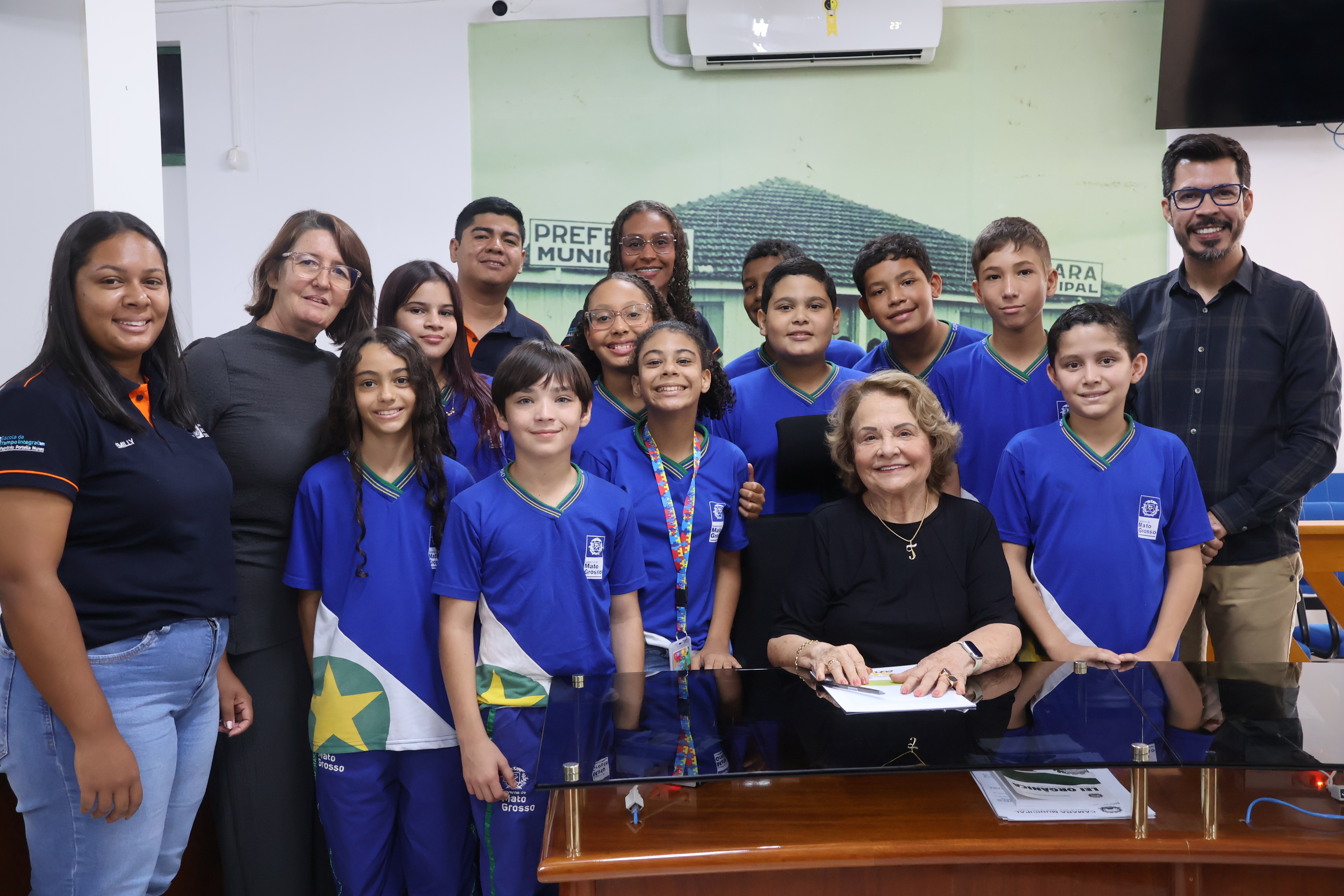 Alunos do Distrito de São Jorge visitam a Câmara e conhecem a trajetória da ex-prefeita Thais Bergo Barbosa