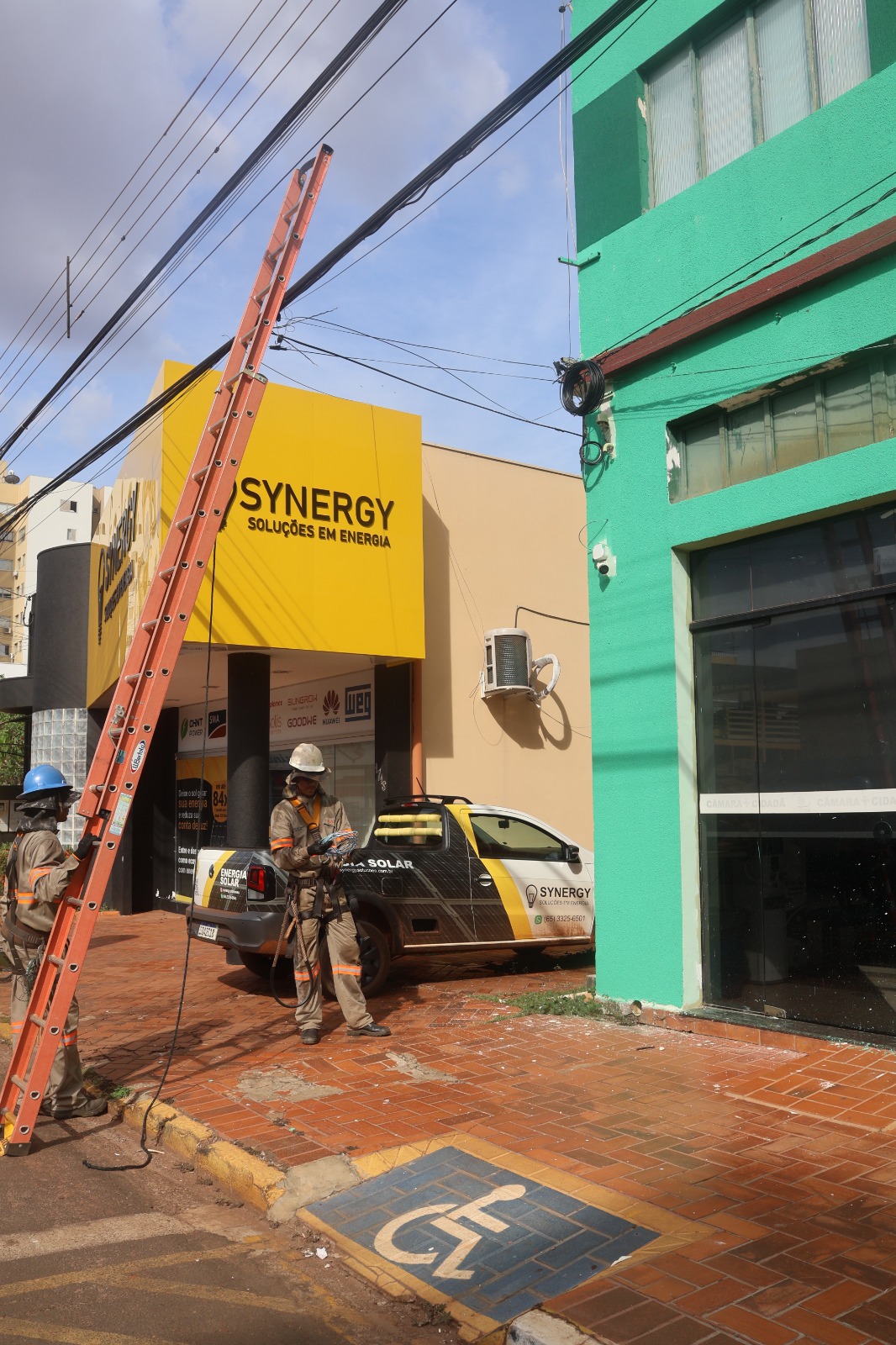 Aprovada novas penalidades contra as concessionárias que deixam fios em desuso nas vias públicas