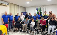 Câmara e Rotary concluem entrega de cadeiras de rodas motorizadas à população