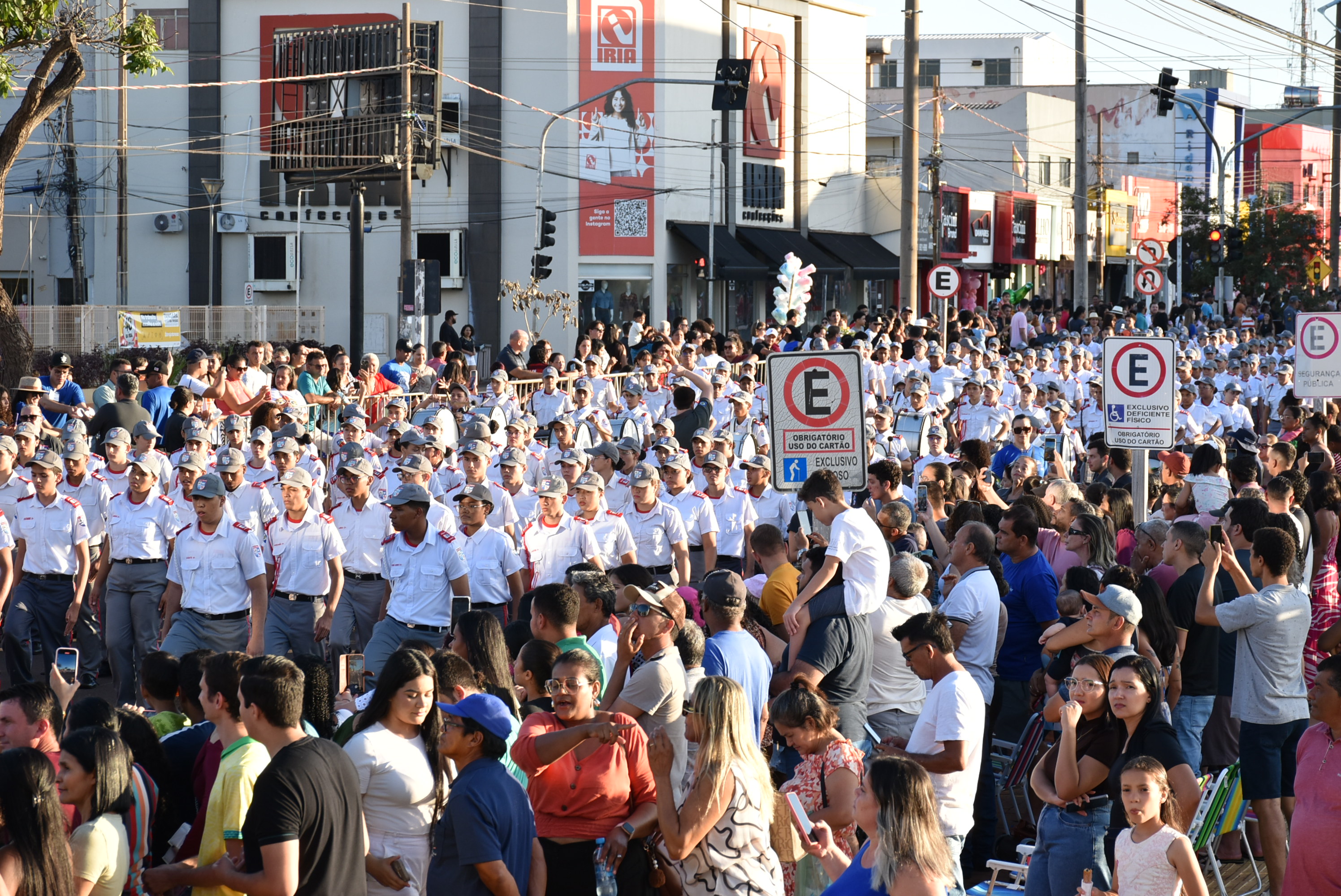 Desfile Cívico na Avenida Brasil celebra o orgulho e a união da comunidade