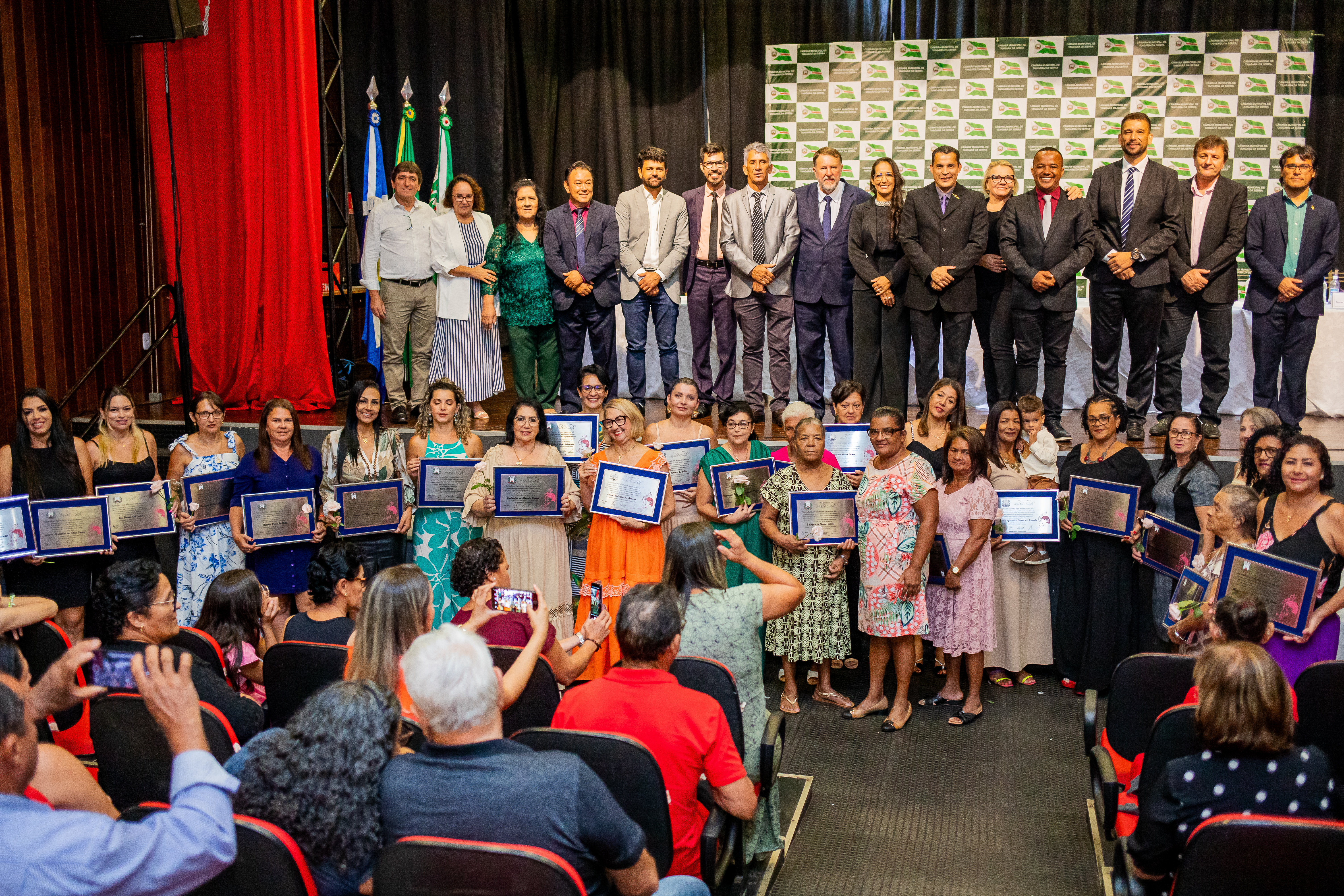 Trinta e nove personalidades femininas são homenageadas com o título 'Mulher Cidadã', em Sessão Solene