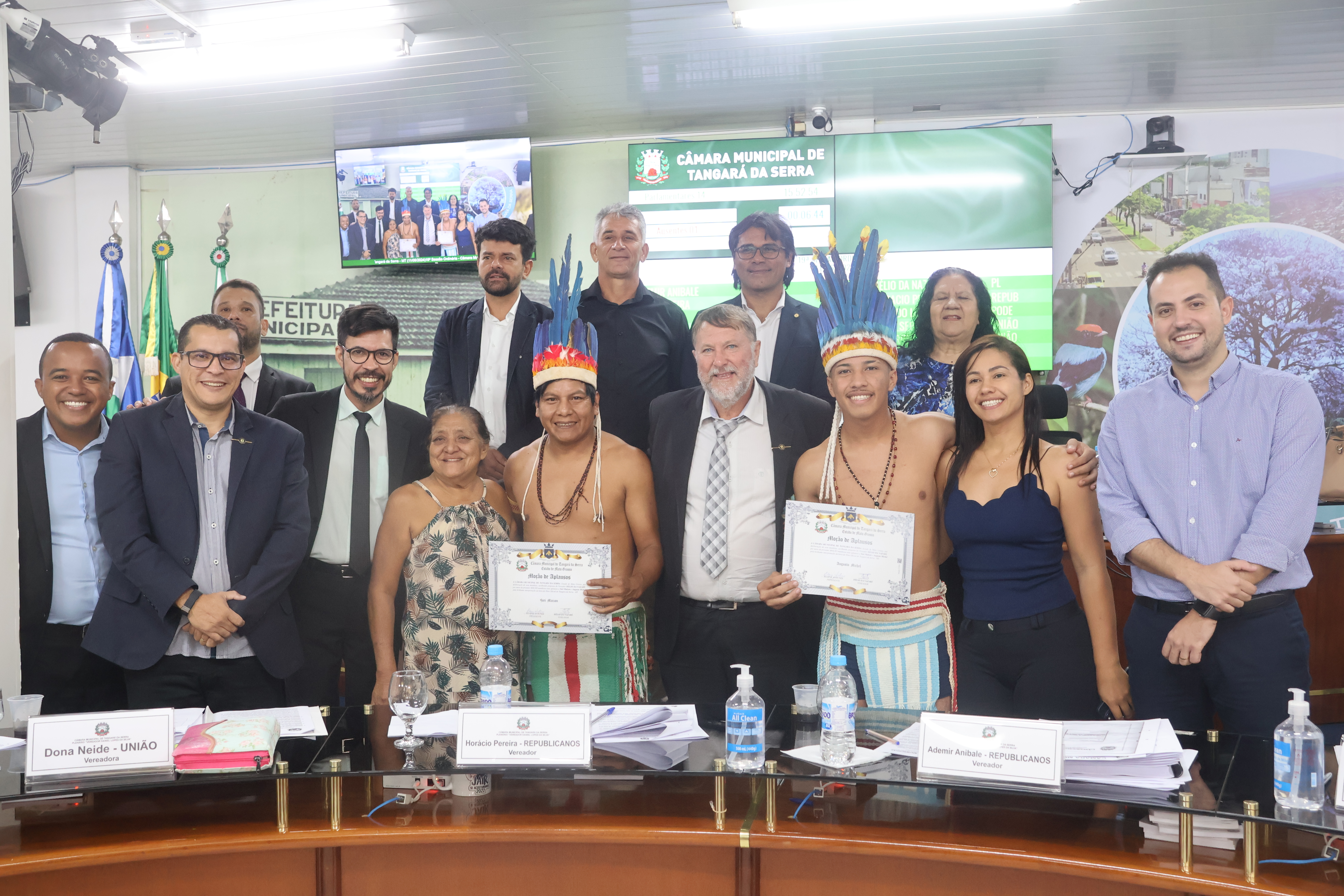 Yure Maizon e Augusto Michel são homenageados pela interpretação do Hino Oficial de Tangará da Serra