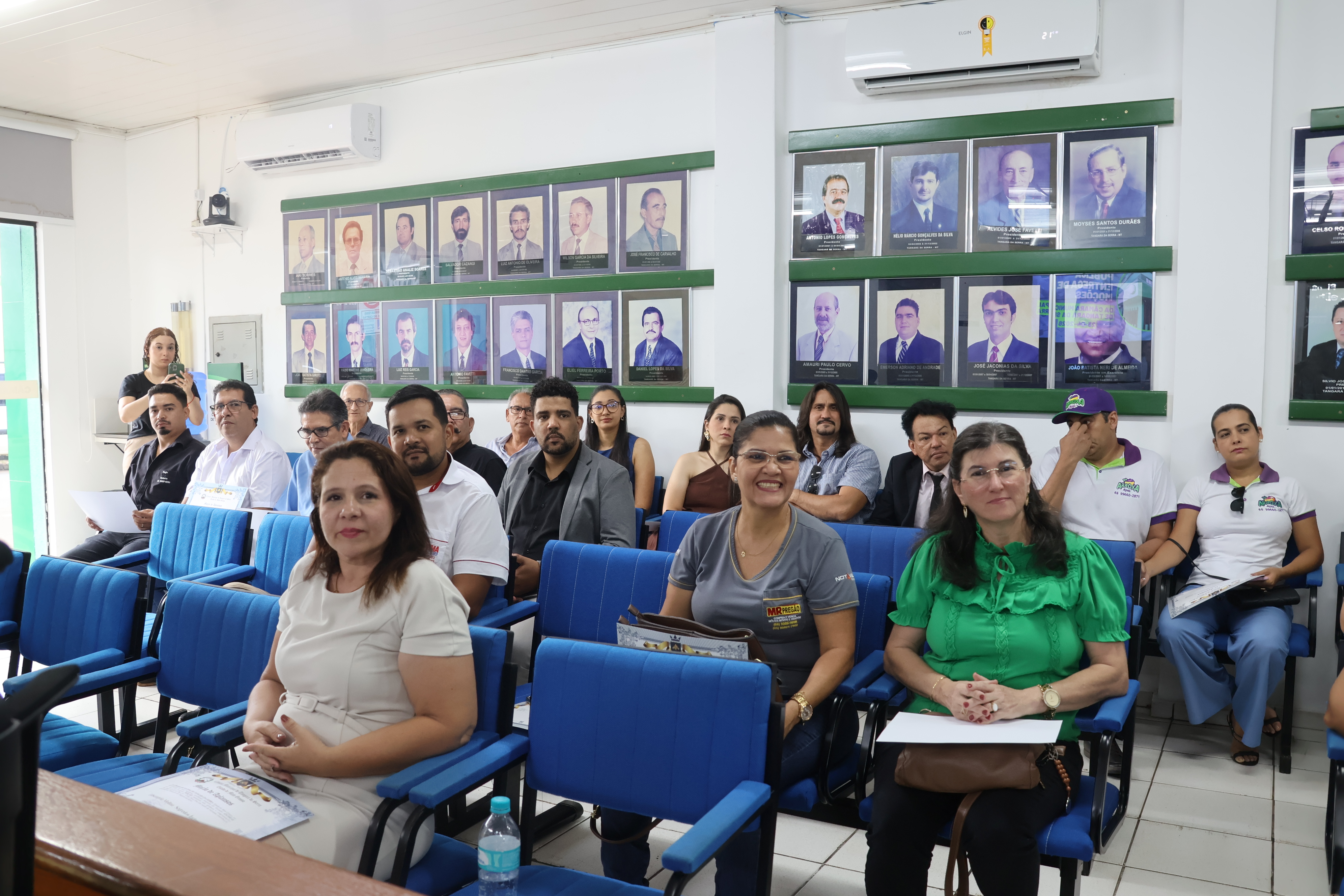 Empreendedores da Rua 26, barbeiros e cabeleireiros são homenageados em reunião pública