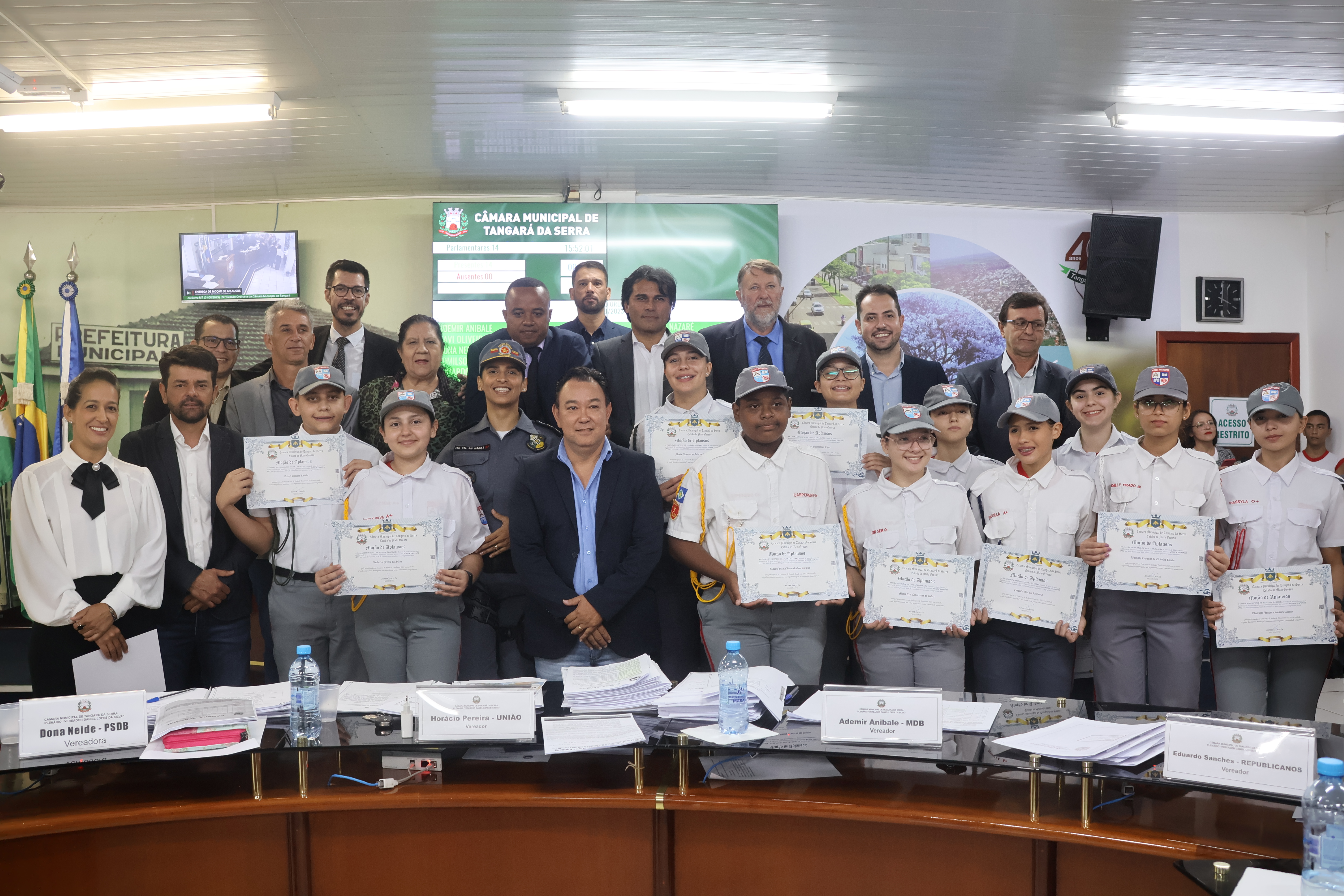 Alunos vencedores do concurso de redação Tiradentes 2023, são homenageados pela Câmara