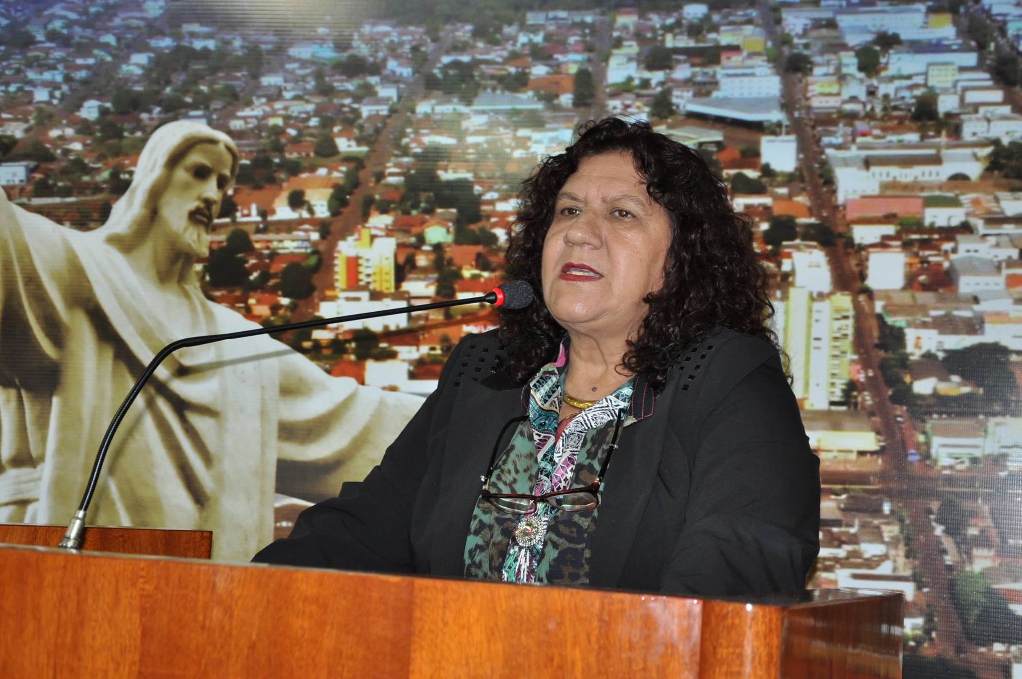 Dona Neide reivindica asfalto da estrada que dá acesso a Comunidade São José