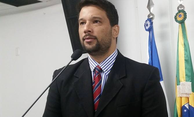 Fabio Brito sugere painéis solares para economizar energia em prédios públicos