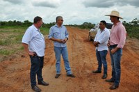 Hélio, Carlinho e Quintão acompanham obras de recuperação de 42 km de estradas rurais