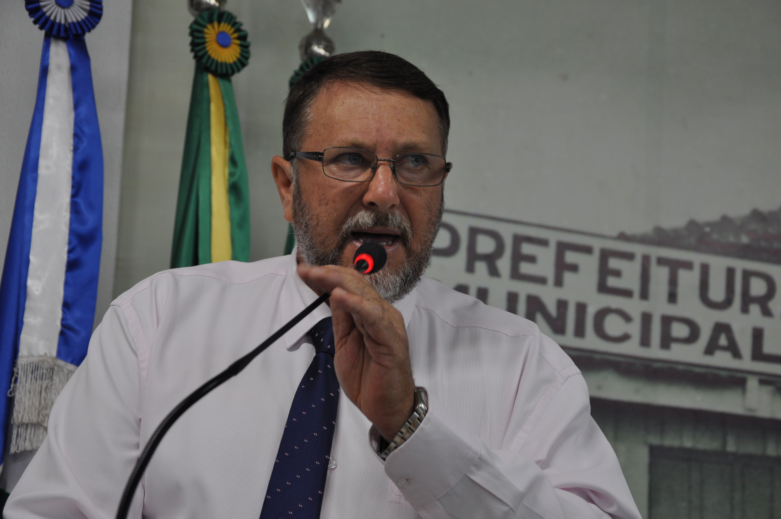 Presidente da Câmara sugere contratação de protético para atender famílias carentes