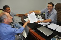 Hélio recebe abaixo-assinado e confirma participação da Câmara nas discussões sobre depósito de carros