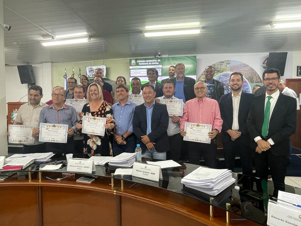 Legislativo homenageia ex-vereadores do Município com Moção de Aplausos