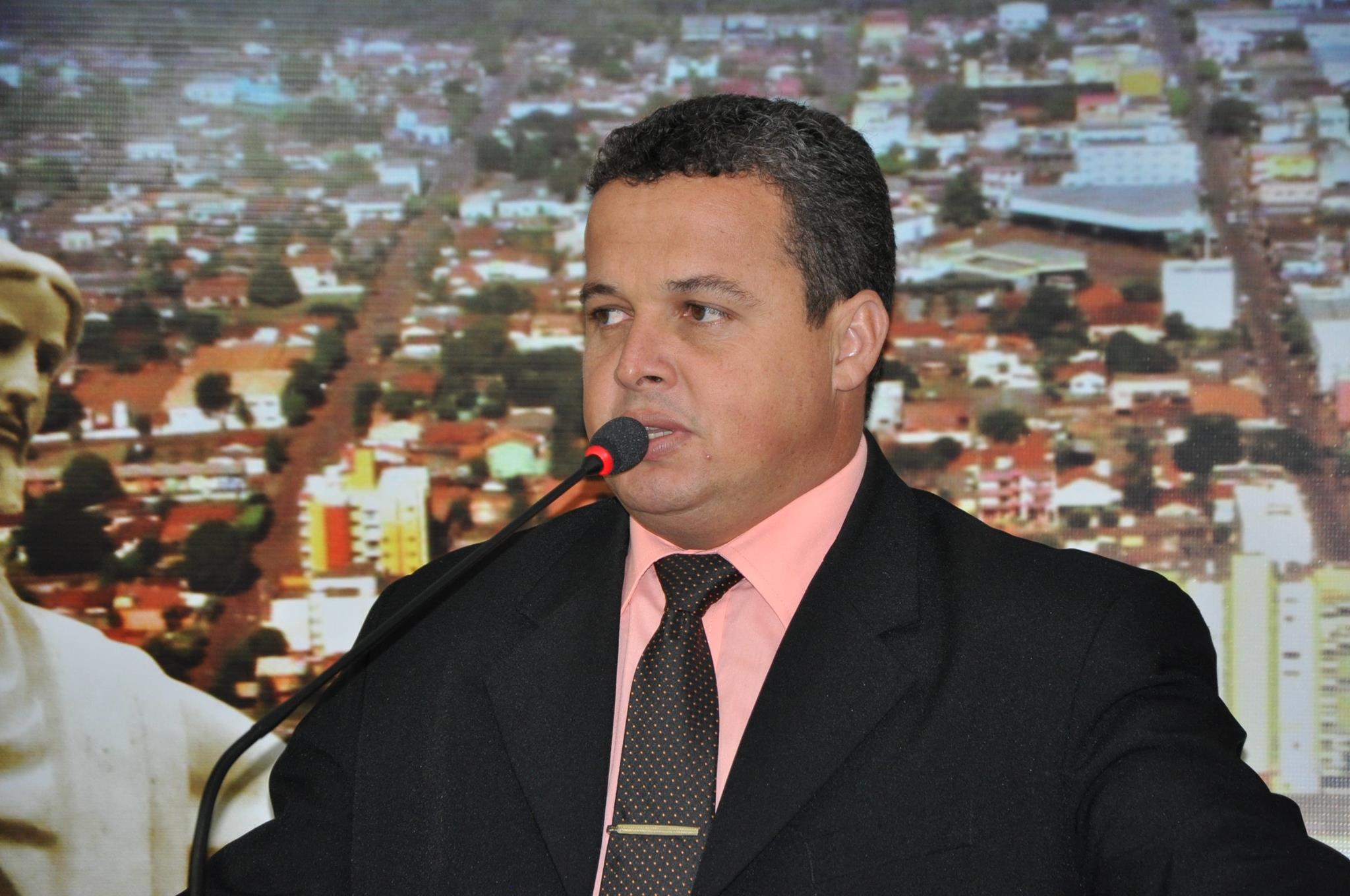 Niltinho pede ações da Sinfra na Estrada do Mitu