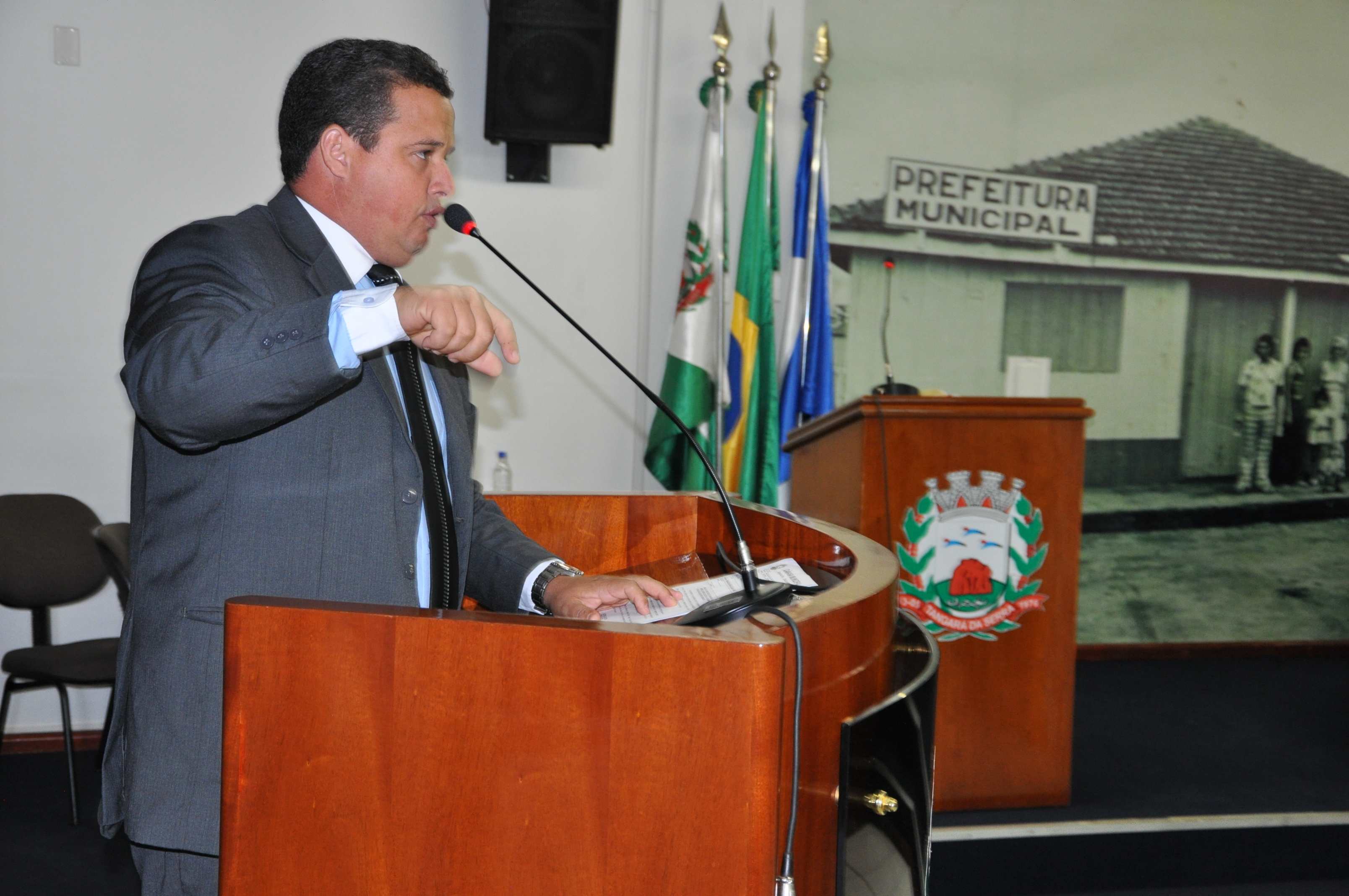 Niltinho volta a solicitar recuperação de ruas asfaltadas