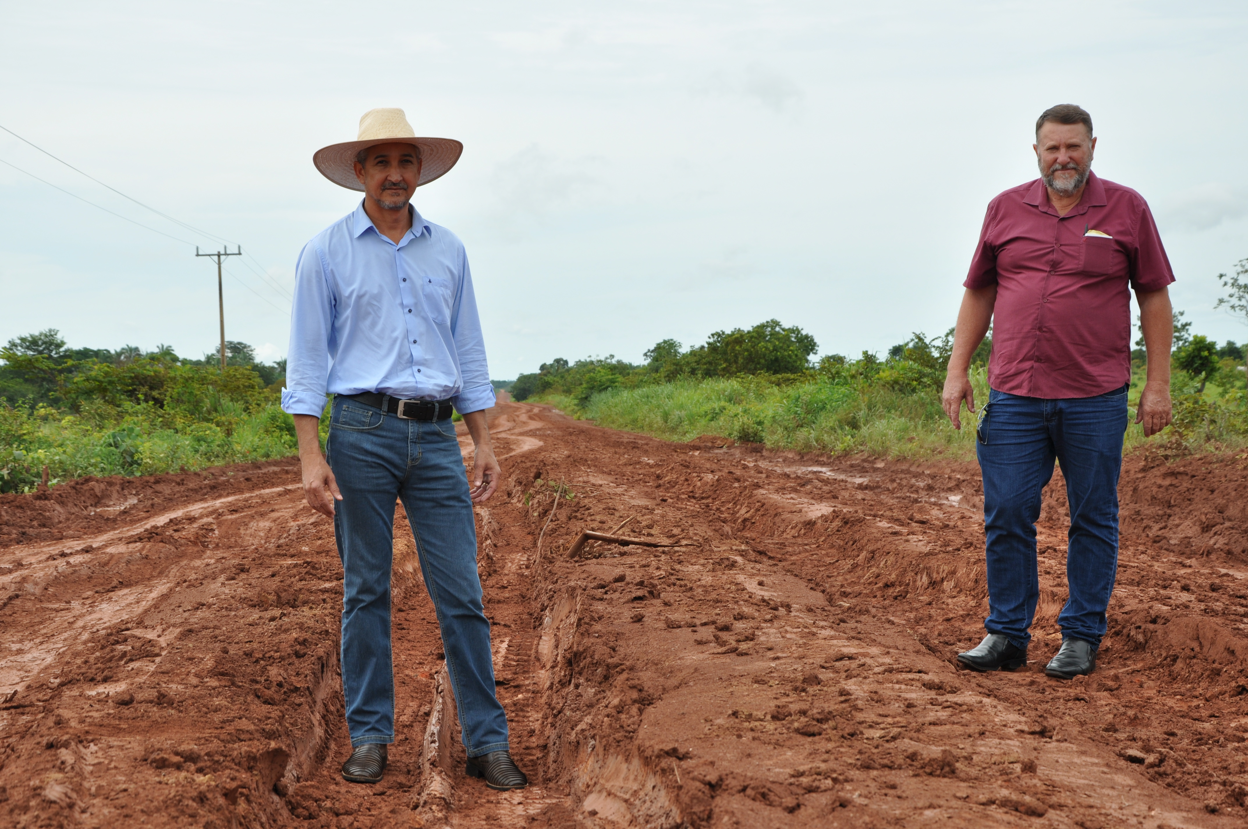 Quintão e Hélio cobram medidas de urgência na MT 339 para atender pequenos produtores