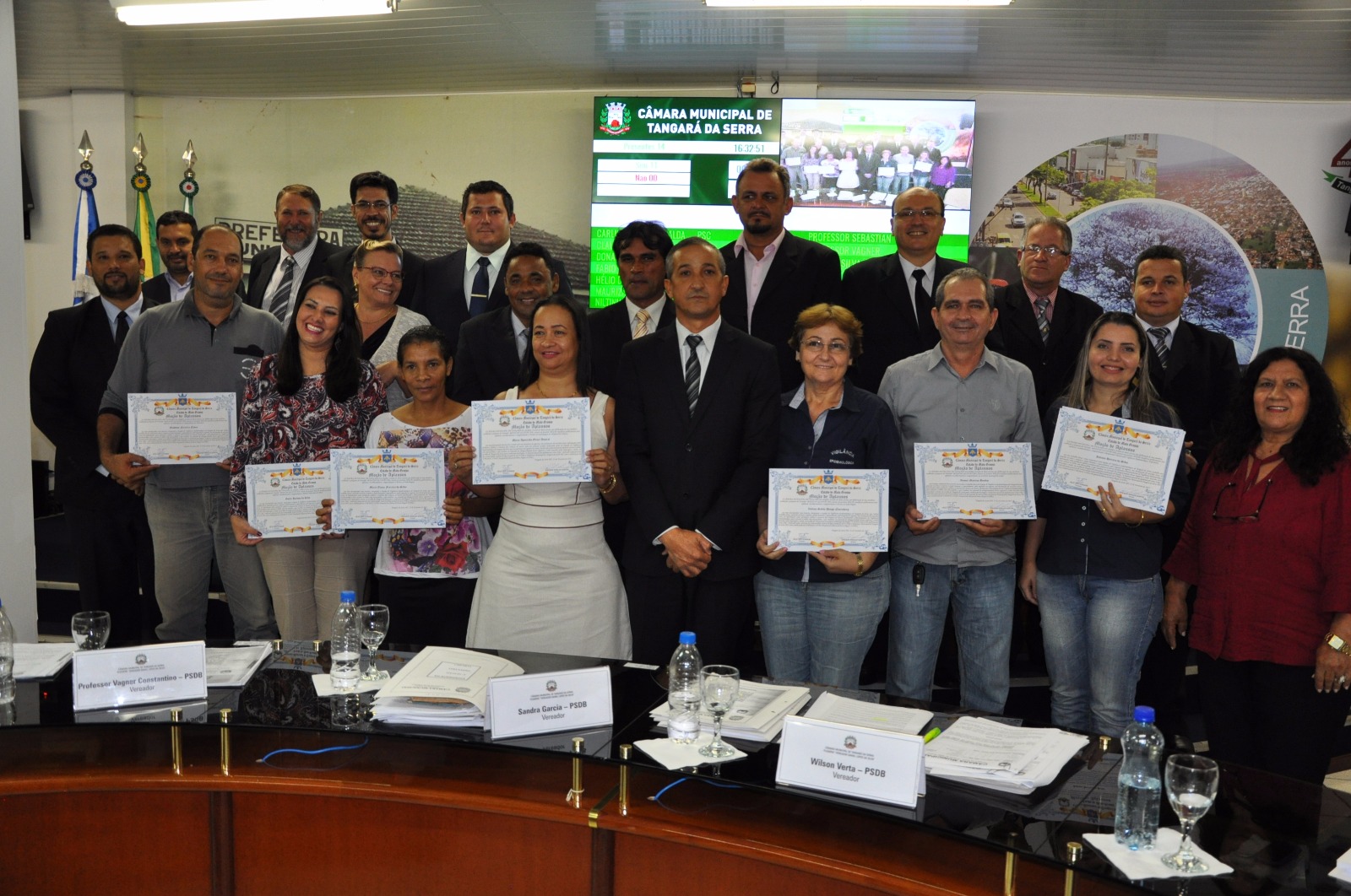 Quintão entrega homenagem a profissionais da Saúde por combate ao vírus Zika