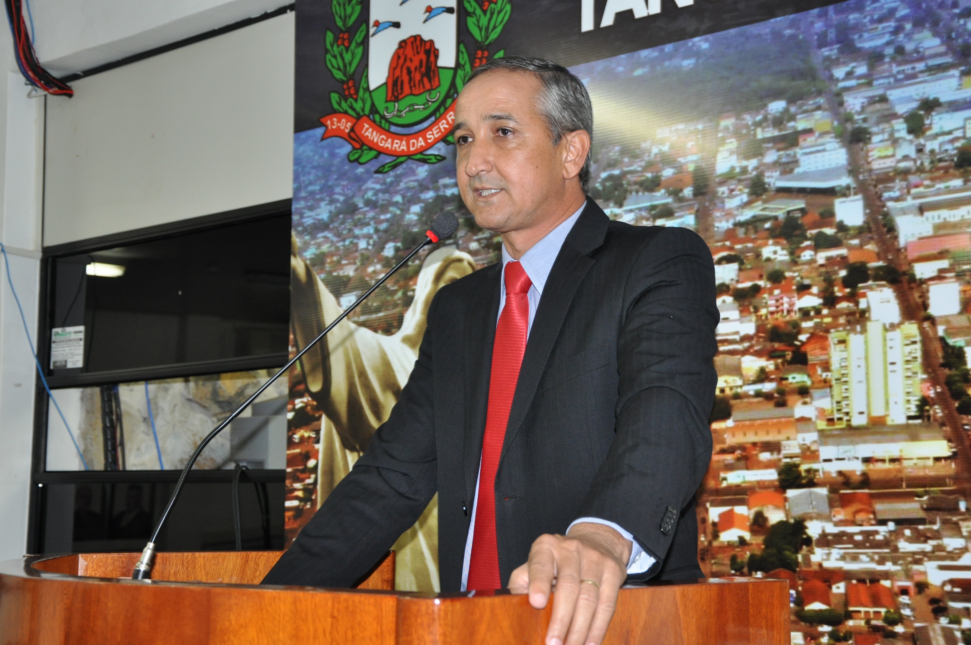 Quintão pede medidas de fomento a comércio e indústria local