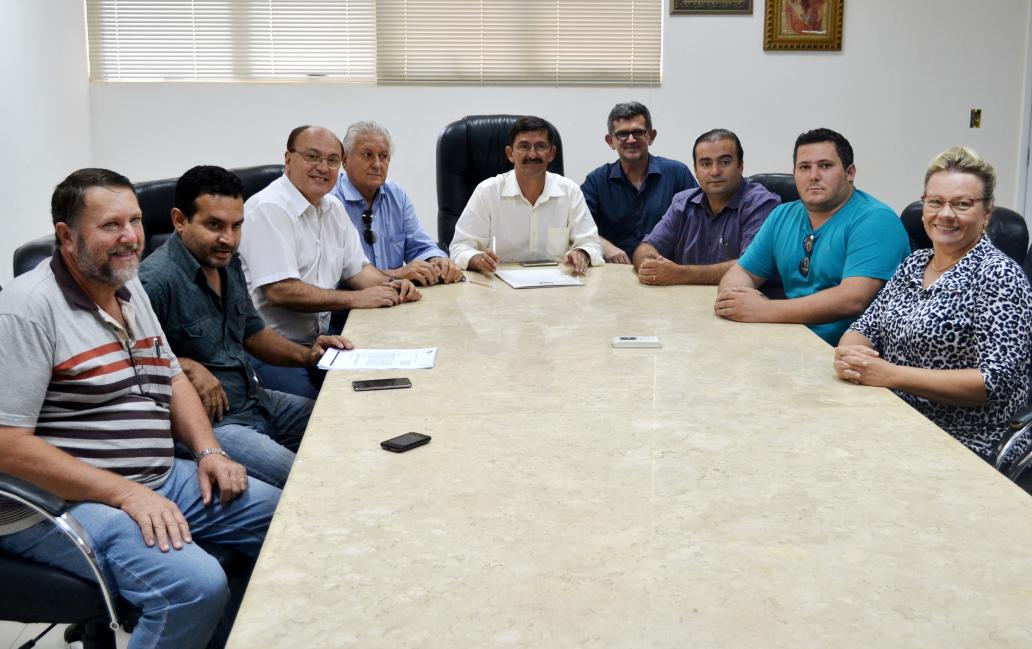 Vereadores acompanham assinatura de convênio para estruturação do aeroporto
