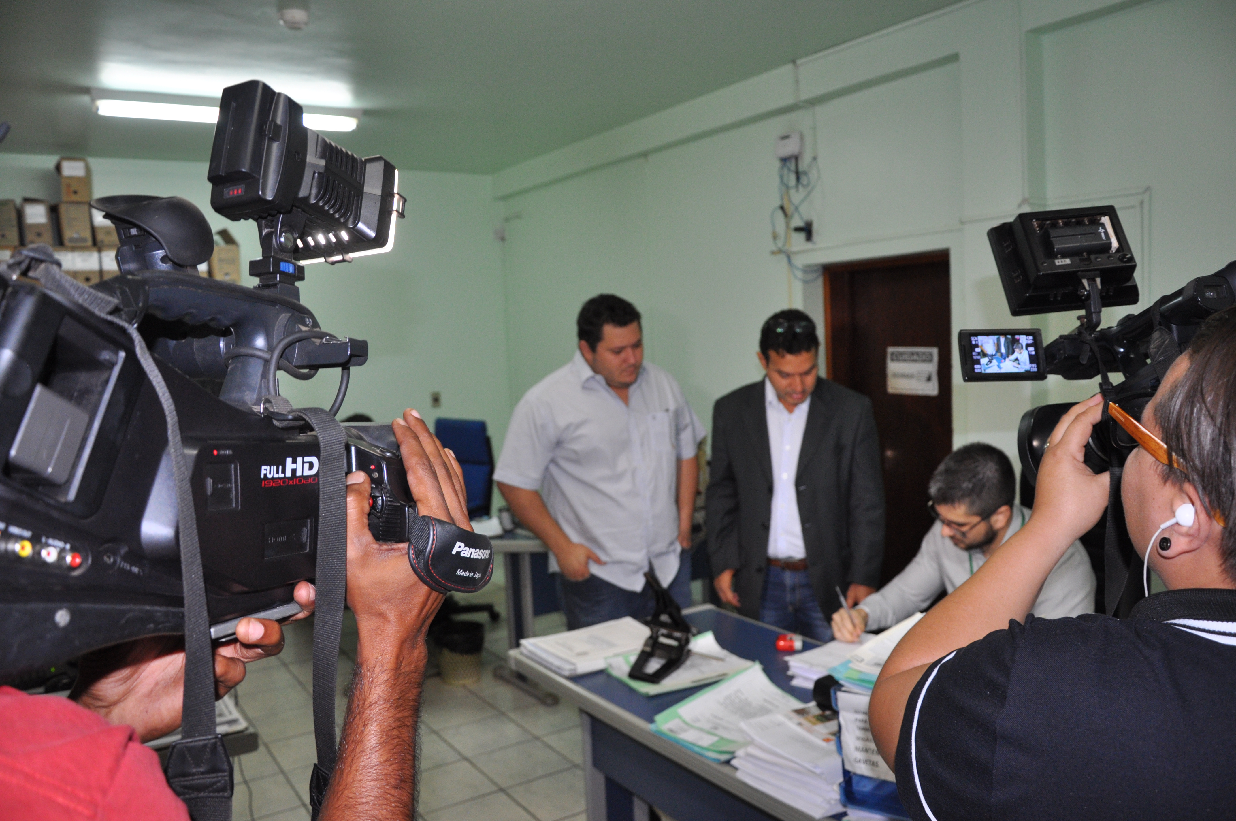 Vereadores protocolam Relatório da CEI das Férias