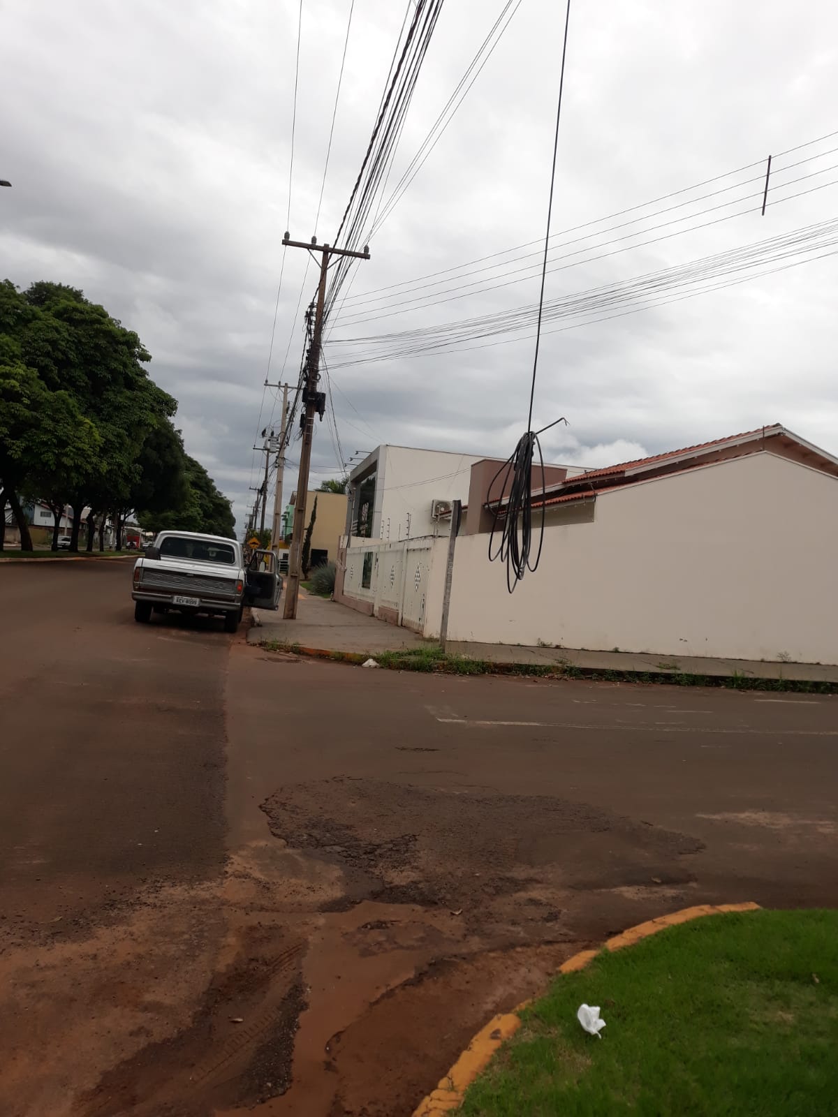 Projeto que exige a retirada de cabos e fiação aérea sem uso é aprovado 